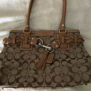 Classic Coach shoulder purse